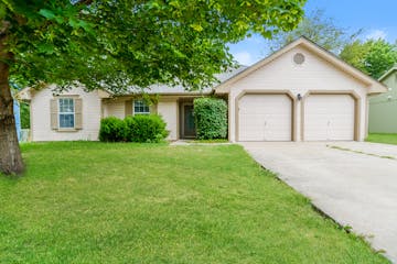1602 Cooper Dr Raymore, MO 64083